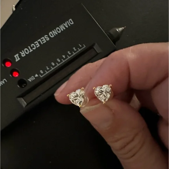 Diamond heart cut earrings on 18k gold mount - Picture 1 of 6